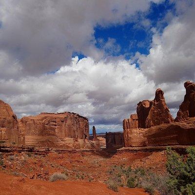 Immersive Arches Scenic Road Tour w/ Iconic Stops