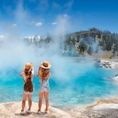 From Jackson Hole: Yellowstone Old Faithful, Waterfalls and Wildlife Day Tour 