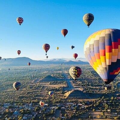 Balloon flight in Teotihuacan with breakfast in cave from CDMX