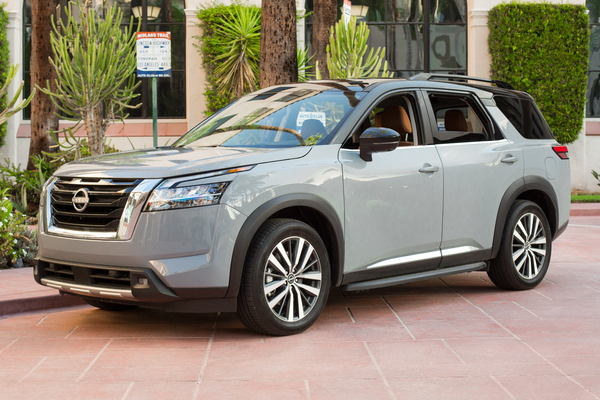 2022 Nissan Pathfinder Platinum 4WD.