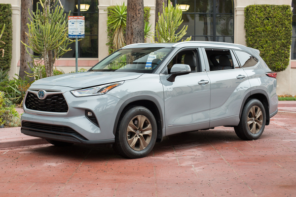 2022 Toyota Highlander Hybrid Bronze Edition.