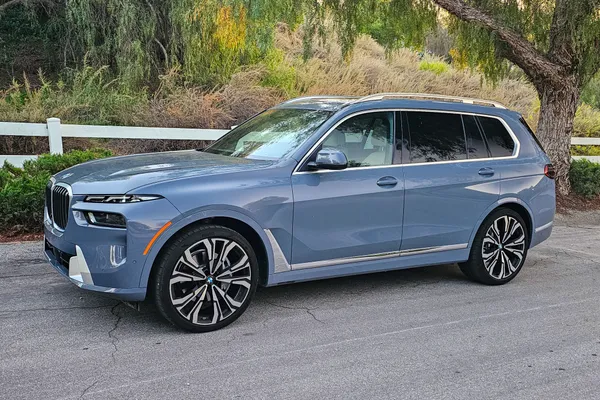 2023 BMW X7 xDrive40i.