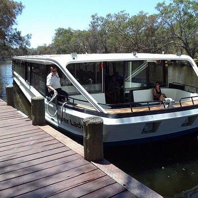 Swan Valley River Cruise and Wine Tasting Day Trip from Perth