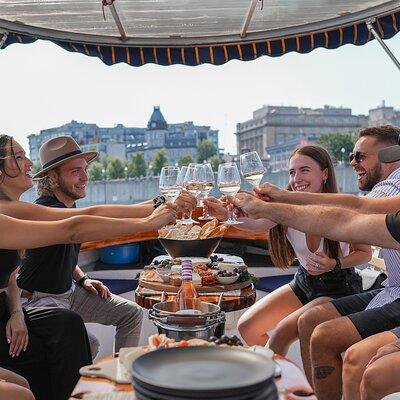 Montreal: Guided Electric Boat Cruise with Onboard Bar