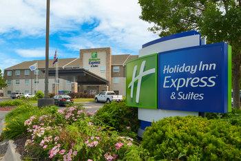 Holiday Inn Express & Suites Omaha-120th and Maple