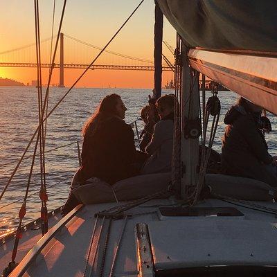 Lisbon Sunset Sailing Tour with White or Rosé Wine and Snacks