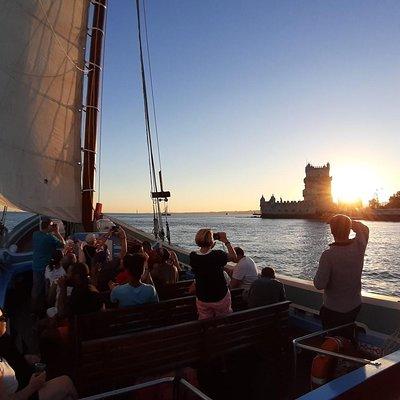 2-Hour Lisbon Traditional Boats Sunset Cruise with White Wine