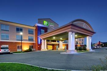 Holiday Inn Express & Suites Lancaster East Strasburg